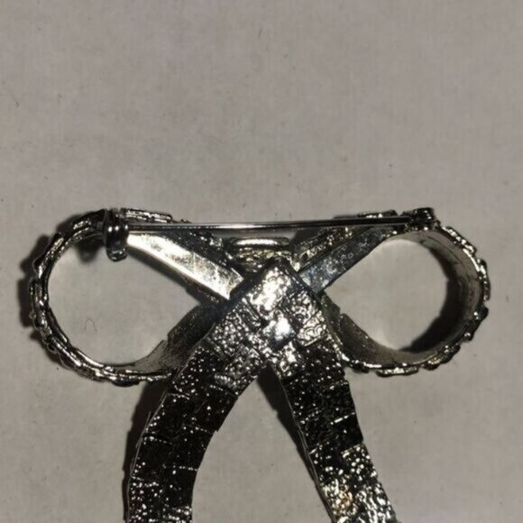 Vintage Silver Tone Textured‎ Ribbon Bow Brooch Pin Costume Jewelry - Picture 2 of 4